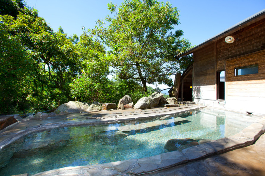 アルカリ性単純温泉で、源泉は97℃。皮膚病、神経痛などに効果が期待できる。写真は男性用の露天風呂。