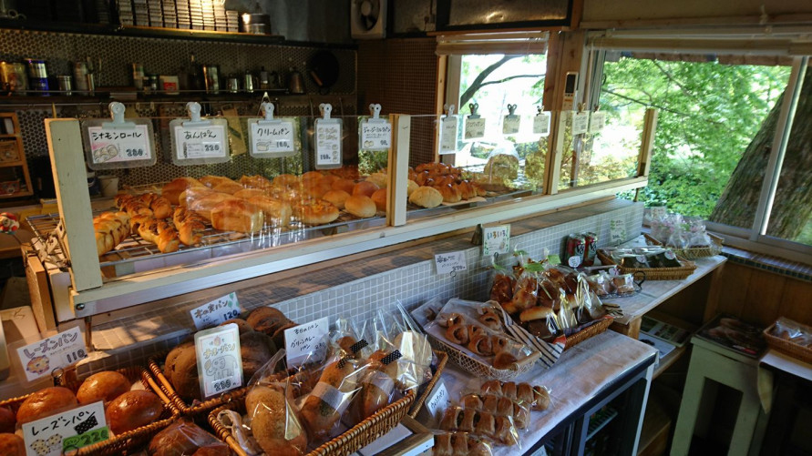 パンの種類が豊富で、店内には焼きたてパンのいい香りが漂う。