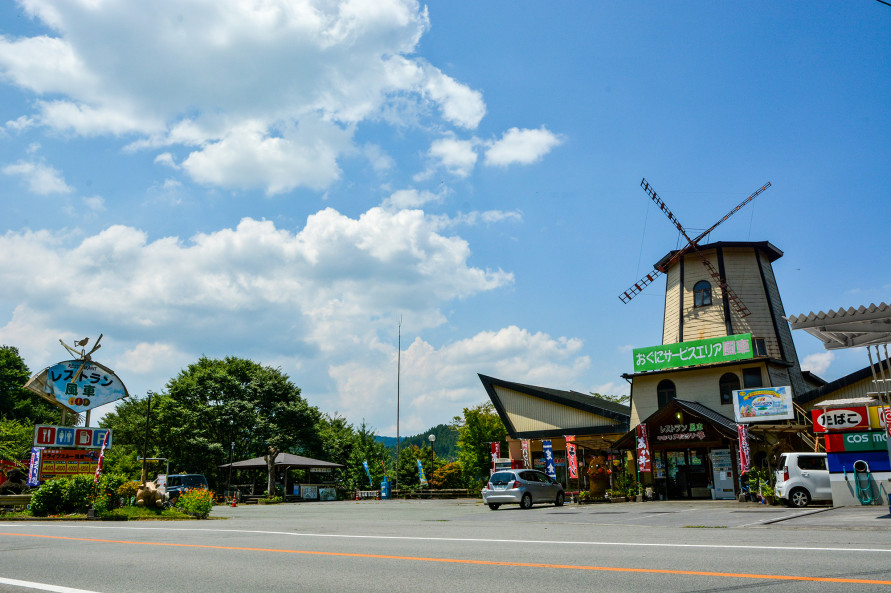 レストランやおみやげ店があるドライブインは、運転途中の休憩スポットにもってこい。