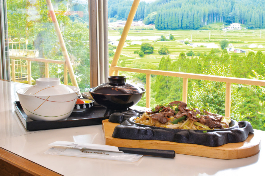 阿蘇名物のあか牛を使った、「あか牛焼肉定食」1650円もおすすめ。