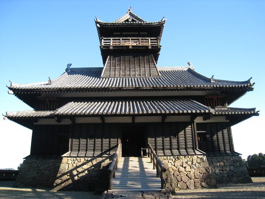 20m×24mの石垣を土台にした2層建築で、物見やぐらが付いている。