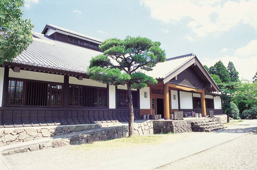 綾城の敷地内にある「綾国際クラフトの城」にも行ってみよう。