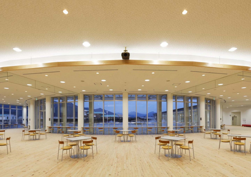 明るく開放的な館内。コンセプトは「本のあるカフェ」。