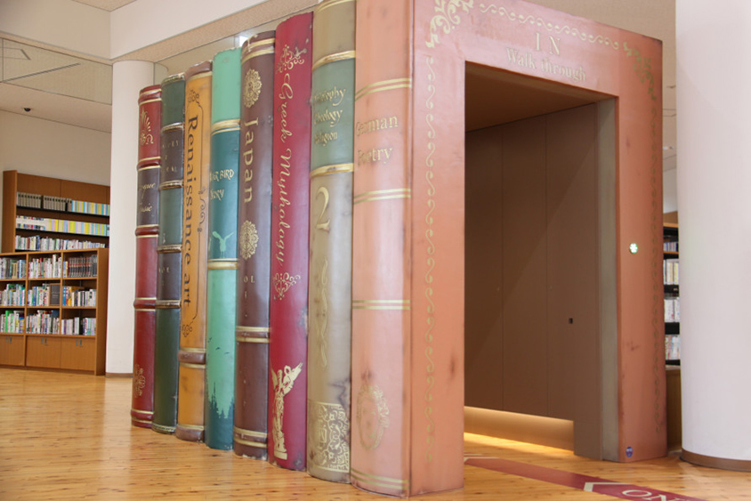 ユニークなウォークスルーの図書貸し出し自動システム。