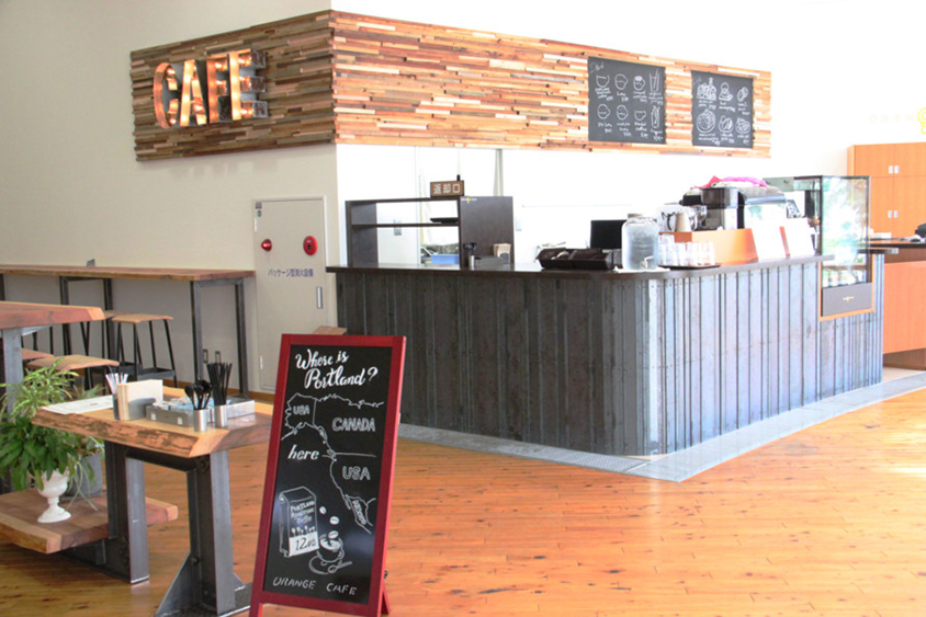 館内にある「オレンジカフェ」ではパスタやパニーニ、ドリンクなどを提供。本を片手にいかが。