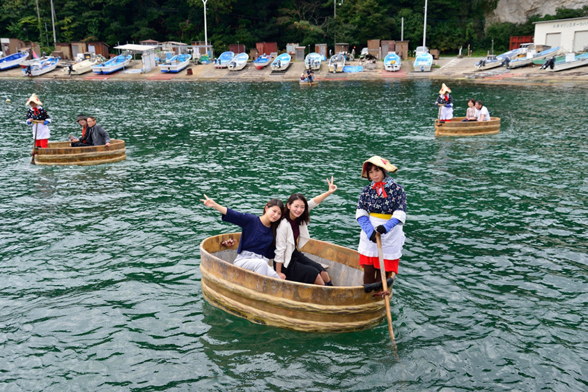 安定感のあるたらい舟。中に椅子があり、座って乗船できる。