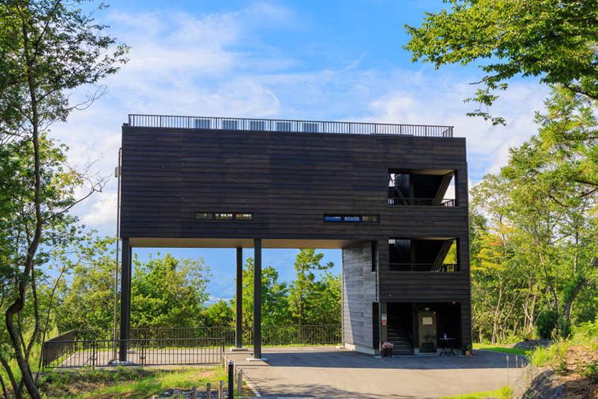 トキの生態や野生復帰などについて広める施設としてオープン。