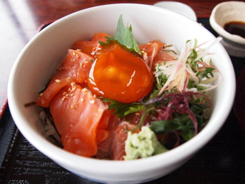 高級魚といわれるイトウを使ったいとう丼は、ドライブイン汐風では2100円で販売。