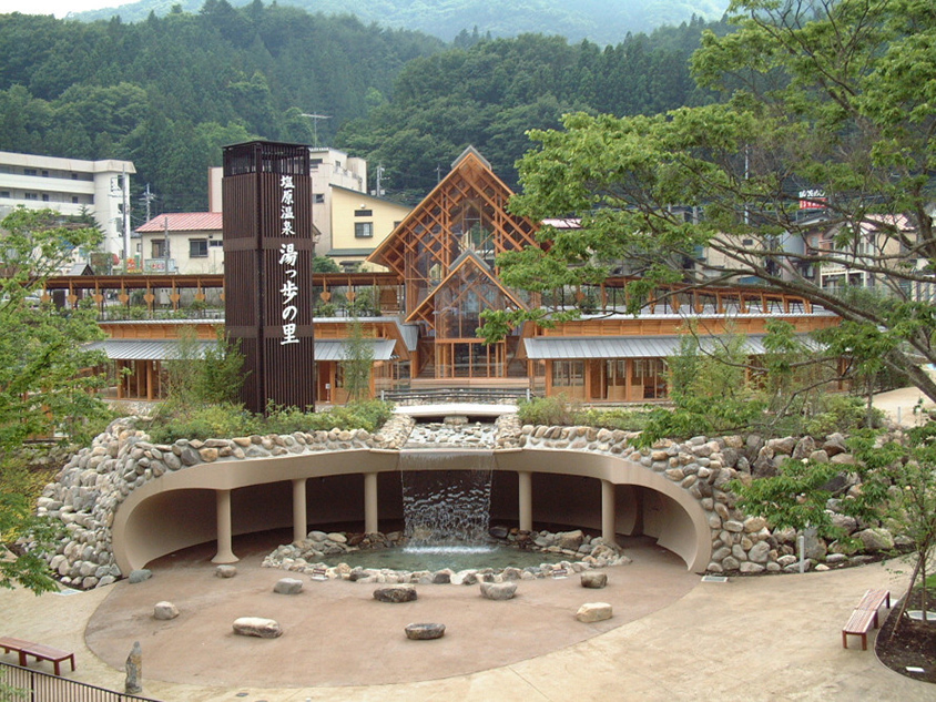 塩原には明治時代から多くの文豪が訪れており、庭園には夏目漱石などの文学碑が置かれている。