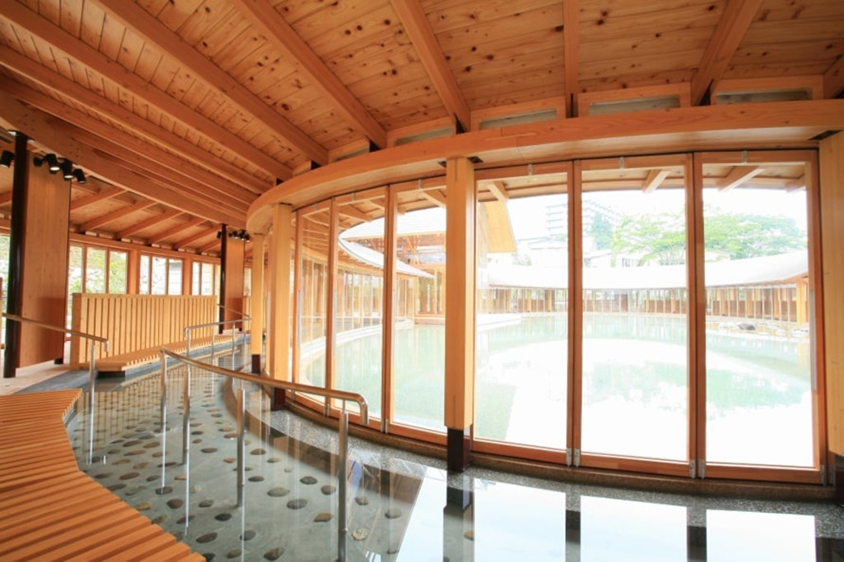 源泉かけ流しの温泉で満たされた足湯回廊。幅は1.5m。