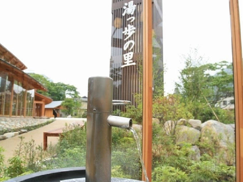 飲泉堂では、源泉から直接引いた温泉を飲むことができる。