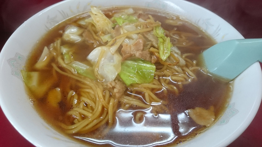 具はキャベツと豚肉のみで、ソースと醤油が溶け合った絶妙の味になっている。並盛700円。