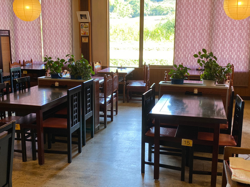 元は座敷だったところにテーブルとイスを設置。店内の窓からはハギやススキの花が見える。