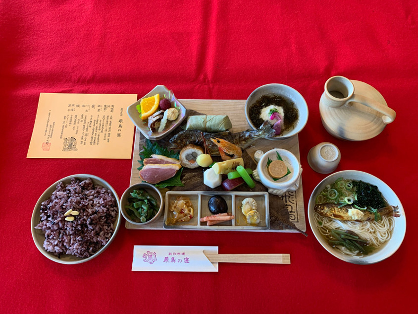 古代チーズや古代米の赤米ごはん、赤米にゅうめんなどが付く創作古代食「飛鳥の宴」は3500円～（要予約）。古代米のおにぎりやうどん、丼などの料理も人気。