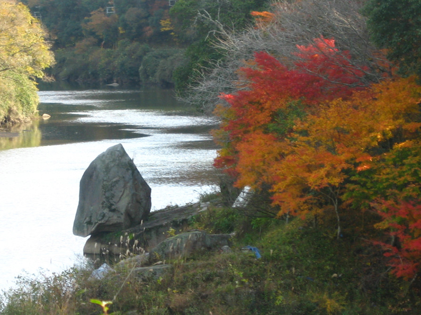 紅葉がきれいな時期に行ってみたい。周辺には霊鉱泉(地中から湧く霊験あらたかな泉水）が湧く源泉がある。