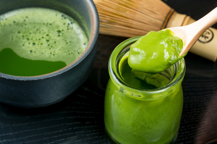 抹茶を限界まで練りこんだ「むらちゃプリン」は、抹茶色が鮮やか。1個410円。