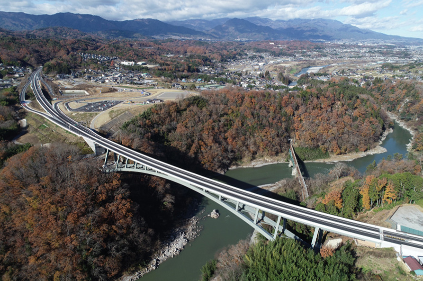 周りの景観になじむよう、アーチ部分を極力直線的に、色も山鳩色にして調和を図っている。