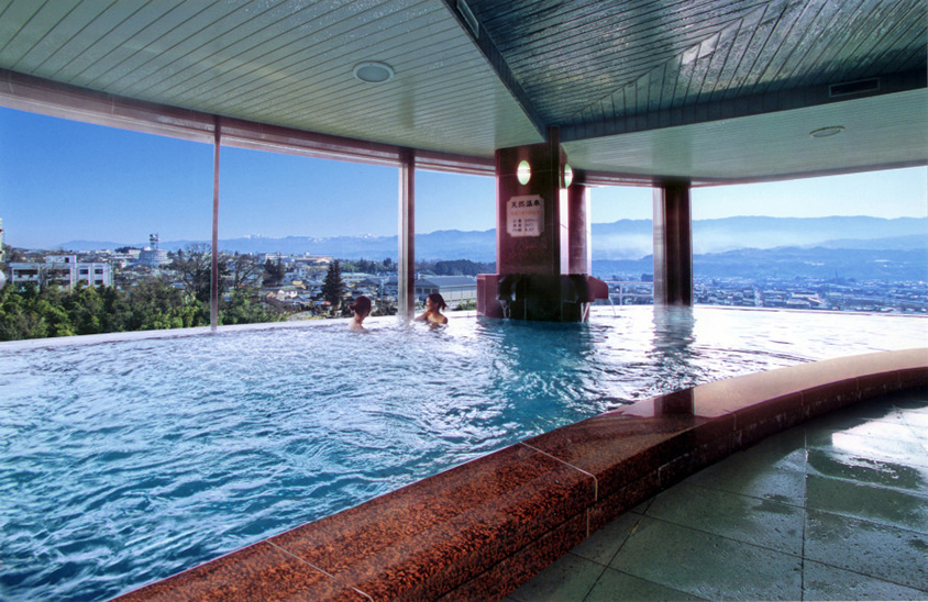 パノラマ大浴場では、大きな窓を機械で開けると、開放感抜群。秋冬は寒いので閉まっていることが多い。