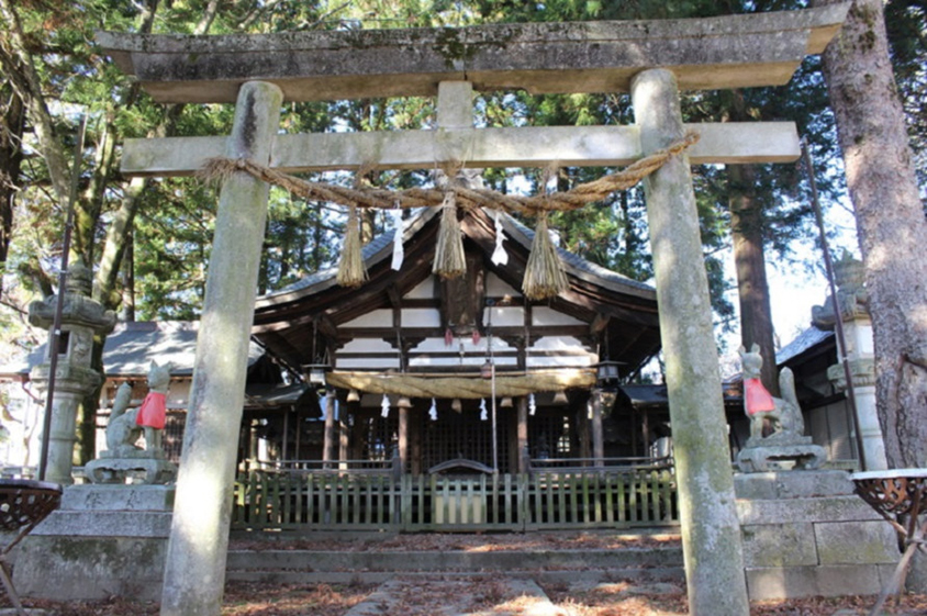 社殿の注連縄は毎年2日がかりで作られている。