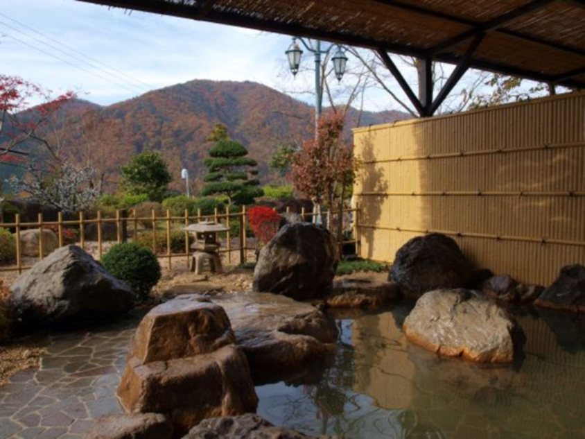 心地よい風を受けながら、露天風呂でくつろごう。