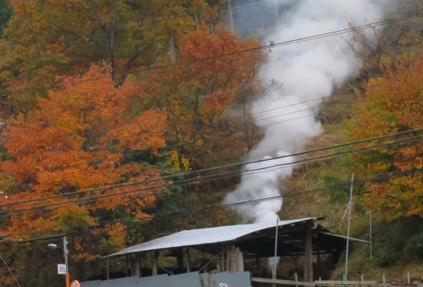 晩秋の能勢に白い煙がたち昇る、炭焼きの風景。炭焼き農家はかつて40軒ほどあったが、今では数少なくなっている。