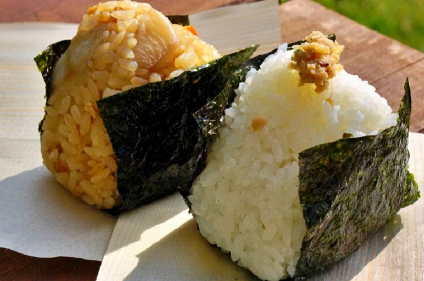 晩秋のおむすび「ねぎ味噌おむすび」200円（税込）と「里芋ごはんおむすび」250円（税込）。