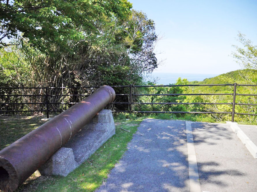 今も残る砲台跡。要塞の遺構や弾薬庫跡など、歴史的な遺構を見ることができる。