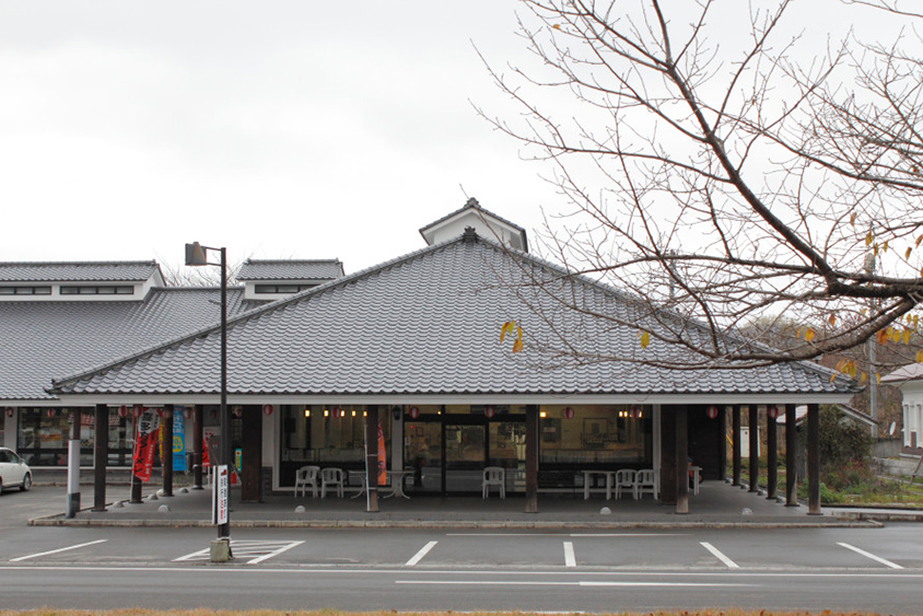 複合施設なだけに、多くの人が訪れる。アクセスが便利で、駐車場も広々。