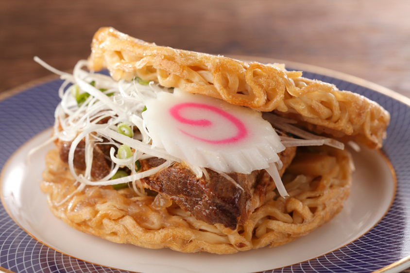 喜多方ラーメンをバンズにした「喜多方ラーメンバーガー」（450円）は、この道の駅でのみ製造・販売。