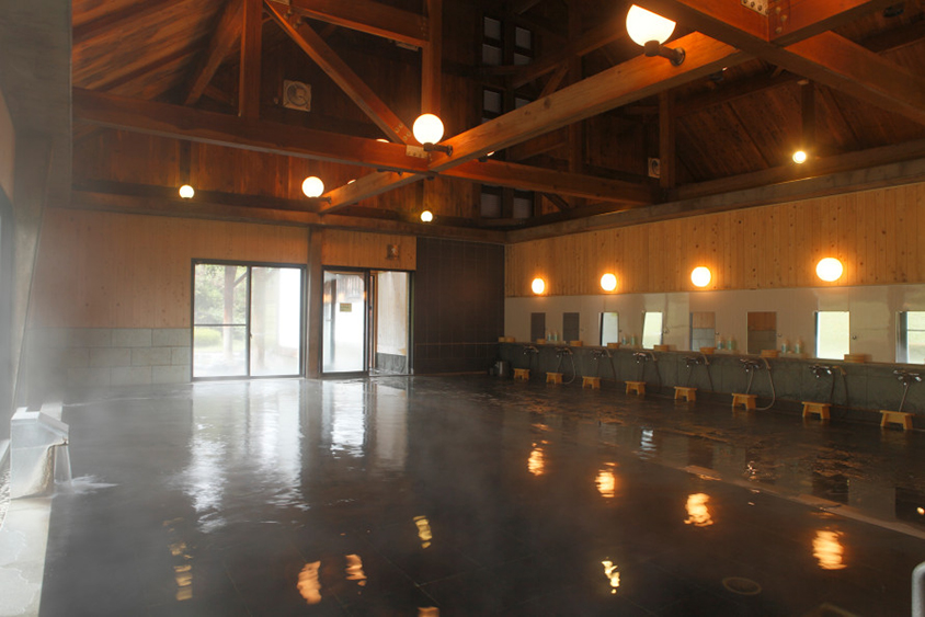 「蔵の湯」の温泉は美肌効果があるというメタケイ酸を含む炭酸カルシウム・単純温泉。ほかに露天風呂もある。