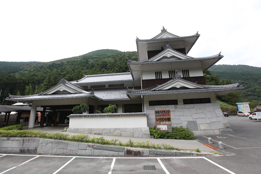 交流室やふれあいホールがある、城のようなやすらぎ交流館（本館）と、温泉棟に分かれている。