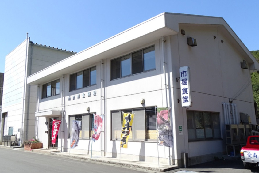 早朝から朝市が始まり、活気があふれる愛南漁業協同組合の食堂。