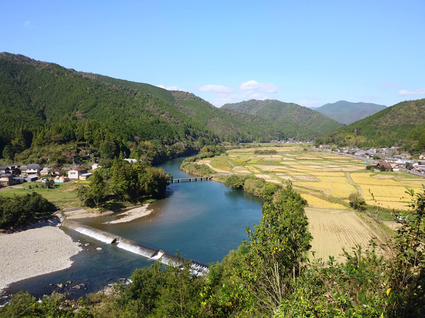 最も透明度の高い季節 最後の清流 四万十川へ冬のドライブ 高知県四万十町 トヨタ自動車のクルマ情報サイト Gazoo 最も透明度の高い季節 最後の清流 四万十川へ冬のドライブ 高知県四万十町 トヨタ自動車のクルマ情報サイト Gazoo