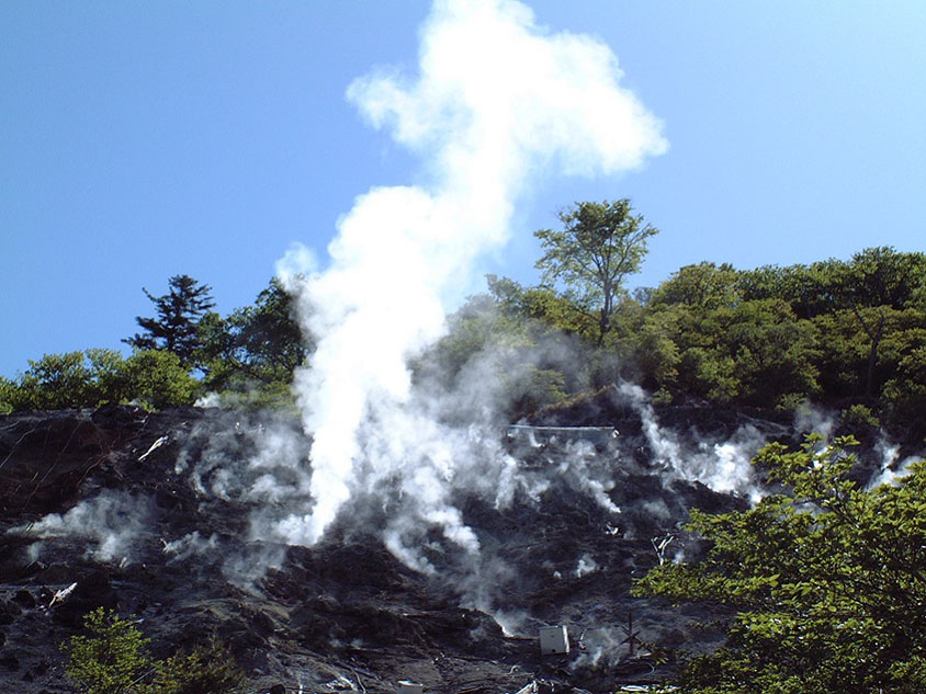 今もなお噴き出す白煙!新湯爆裂噴火口跡へドライブ 栃木県那須塩原市