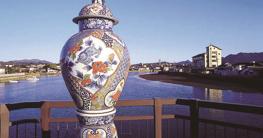 純白の磁肌に華やかな色彩！焼きものが彩る伊万里市街を車でめぐろう