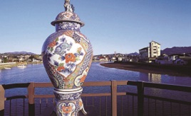 純白の磁肌に華やかな色彩！焼きものが彩る伊万里市街を車でめぐろう