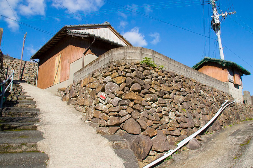 野間ツツジも見頃！圧巻の石垣群や断崖奇岩が続く絶景ロードへドライブ 鹿児島県笠沙町 | クルマ情報サイトｰGAZOO.com