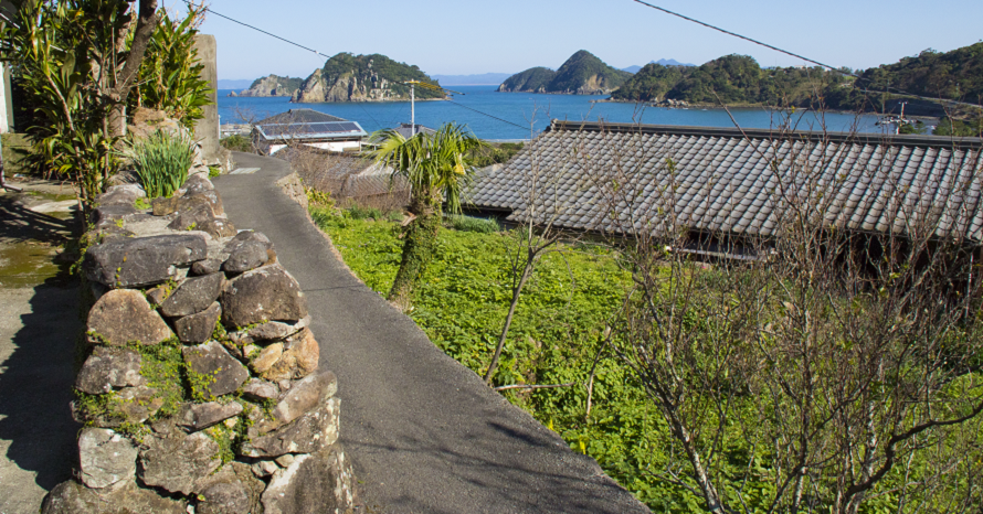 野間ツツジも見頃！圧巻の石垣群や断崖奇岩が続く絶景ロードへドライブ 鹿児島県笠沙町 | クルマ情報サイトｰGAZOO.com