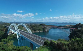 足元にうず巻く潮流がダイナミック！真っ青な海に架かる優美な橋を車で渡ろう　長崎県西海市
