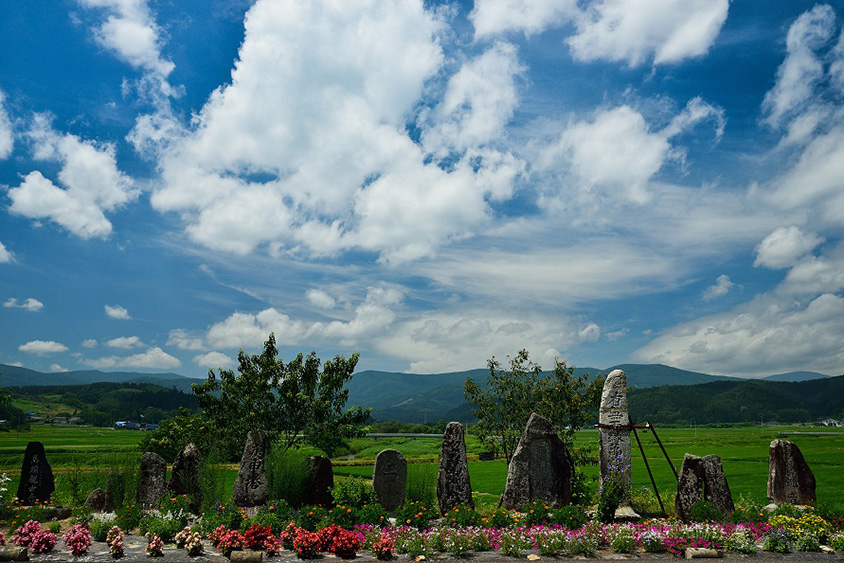 田園風景を背に並ぶ路傍の石碑が圧巻！遠野遺産「火渡の石碑群」 岩手