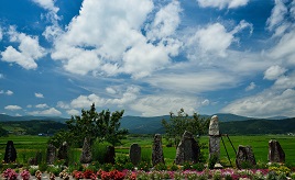 田園風景を背に並ぶ路傍の石碑が圧巻！遠野遺産「火渡の石碑群」　岩手県遠野市