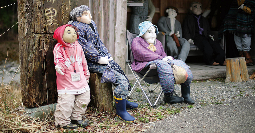リアルな表情の人形たちが暮らす山里！天空の村・かかしの里へドライブ