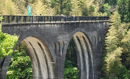 アーチが美しい竹筋橋をウォーキング！新紙幣に登場する博士のふるさとを訪ねよう　熊本県小国町