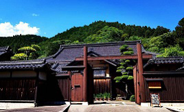 広大な敷地に建つ大邸宅！日本庭園も美しい「石谷家住宅」　鳥取県智頭町