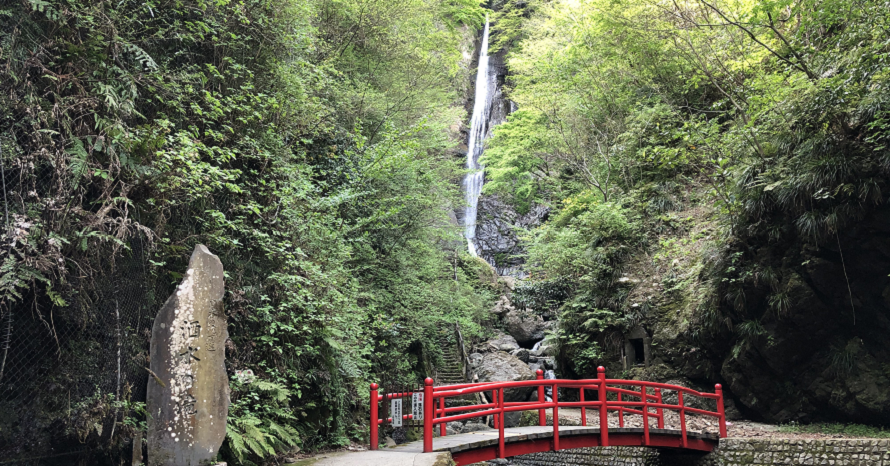 名水が流れ落ちる清らかスポット！洒水の滝へドライブ 神奈川県山北町