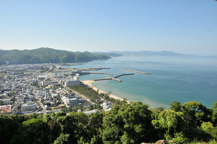 三熊山や洲本城跡を眺められる足湯 世界のランチを楽しめる山上カフェへ 兵庫県洲本市 トヨタ自動車のクルマ情報サイト Gazoo