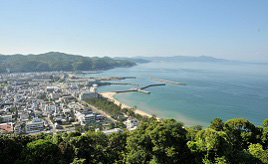 三熊山や洲本城跡を眺められる足湯、世界のランチを楽しめる山上カフェへ　兵庫県洲本市