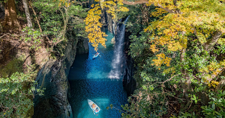 滝と紅葉が調和する町のシンボル！高千穂峡へドライブ 宮崎県高千穂町
