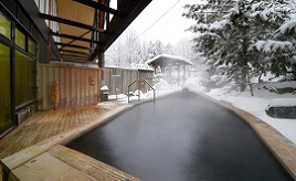 水軍の宿で雪見風呂！絶品イカメンチも味わおう　青森県鰺ヶ沢町