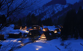 一面の銀世界が幻想的！合掌造り集落のライトアップ　富山県南砺市五箇山